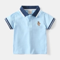 Detailansicht eines Baby-Polo-Shirts mit blauem Kragen und kleiner Bären-Stickerei - 90cm / Blau