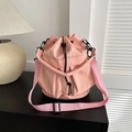 Sac seau rose à cordon avec design plissé et bandoulière large tissée et réglable - Rose