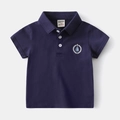 Detail eines dunkelblauen Polo-Shirts mit Rippkragen und Segelboot-Stickerei - 90cm / Marineblau
