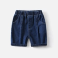 Detalle de la cintura elástica y las costuras en pantalones cortos vaqueros de niño - Mezclilla azul oscuro / 90cm