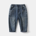 Detail van de donkerblauwe kinderjeans met elastische tailleband en verticale naden - 90cm / Denim Blauw