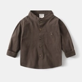 Dettaglio camicia bambino caramello con colletto alla coreana e taschino sul petto bottonato - Marrone Scuro / 90cm