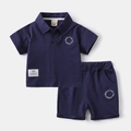 Dettaglio del set polo blu navy da bambino con scritte stampate BREATHE THE FOREST - Blu navy / 90cm