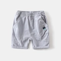 Dettaglio di pantaloncini casual da ragazzo con ricamo a forma di orso e vita elasticizzata - 90cm / Grigio