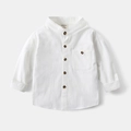 Dettaglio di camicia in cotone bianco con colletto alla coreana e bottoni marroni - Bianco / 90cm