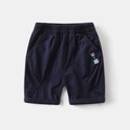 Dettaglio dei pantaloncini in cotone blu scuro per bambino con ricamo a orsetto ed elastico - 90cm / Blu navy