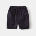 Detailansicht der Jungen Cargo-Shorts in Marineblau mit elastischem Bund und Pattentasche - 90cm / Marineblau