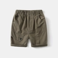 Detail der Jungen Cargo-Shorts mit elastischem Bund und geknöpfter Seitentasche - 90cm / Armeegrün