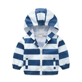 Detail van blauw-wit gestreept kinderjack met capuchon en ademende mesh voering - Maat 100 / Blauw-witte strepen