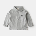 Detailaufnahme eines grauen Langarm-Poloshirts für Jungen mit kleiner Regenschirm-Stickerei - Grau