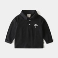Detailaufnahme schwarzes Kinder-Langarm-Poloshirt aus Baumwolle mit weißer Schirmstickerei - Schwarz