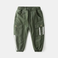 Armeegrüne Kinder Cargohose mit elastischem Bund und Seitentaschen mit weißen Streifen - Armeegrün / Größe 90 (Offener Schritt)