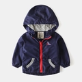 Kinderwindjack in donkerblauw met dinosaurusborduursel en rode ritssluiting - 90cm / Marineblauw