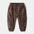 Detail der braunen karierten Kinderhose mit elastischem Bund und praktischen Cargo-Taschen - 90 / Braunes Karo