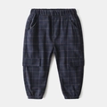 Detailansicht der dunkelblauen Karo-Kinderhose mit Gummibund und Cargo-Taschen - 90 / Marineblau Karo