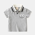 Polo grigia da bambino con colletto a righe e simpatica stampa grafica per l'estate - Grigio / Taglia 90
