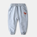 Détail de jogging bleu-gris pour enfant avec broderie dinosaure rouge et bords-côtes - 90 / Bleu Ciel (Dinosaure)