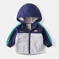 Chaqueta cortavientos con capucha para niños con diseño de retazos tricolor y bordado - 100cm / Azul Marino Verde Gris Color Block