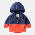 Kinderjas met capuchon in blauw en oranje kleurvlakken met kleine dinosaurus borduur - 120 / Marineblauw En Oranje Kleurvlak
