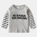 T-shirt gris à manches longues pour enfants avec manches rayées noir et blanc et slogan - 90 / Gris