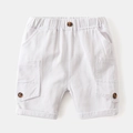 Weiße Baumwoll-Kindershorts mit Gummizug und modischen Cargo-Taschen mit Knöpfen - Größe 120 / Weiß