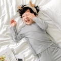 Pyjama thermique enfant gris clair avec bandeau renne en peluche sur literie blanche - 80cm / Gris clair