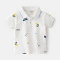 Detail eines weißen Jungen-Poloshirts mit blauem Kragen und Surf-Print-Motiven - 90cm / Blauer Besatz Strand Druck