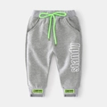 Graue Kindersporthose mit grünem Kordelzug und Standy-Druck für modische Freizeitkleidung - 90cm / Grau
