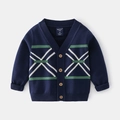 Detailopname van kindergebreid vest met V-hals en marineblauwe gebreide textuur patroon - 90cm / Marineblauw