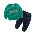 Zweiteiliges Frühlingsoutfit für Jungen mit grünem Streifenpulli und dunkelblauer Jogginghose - Grünes Streifen-Set / 90cm