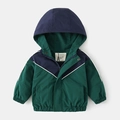 Gevoerde kinderjas met capuchon, groen en blauw kleurblokontwerp en fleece voering - Donkergroen Driehoek Patchwork / 110cm