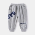 Detail der grauen Kinder-Jogginghose mit Gummibund und modernem CQKE BABY-Schriftzug - Grau / 90cm