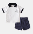 Detailsicht auf Baumwoll-Poloshirt und Shorts-Set mit Smiley-Print und Seitenstreifen - 90cm / Weiß / Marine Set