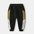 Zwarte fleece trainingsbroek voor jongens met gele strepen en Thriving-tekstprint - 90cm / Zwart