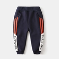 Gevoerde winterbroek voor jongens in donkerblauw met oranje strepen en sportieve print - 90cm / Marineblauw