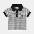 Polo da bambino a righe bianche e nere a maniche corte con toppa a forma di cuffie - 90cm / A Righe Bianche