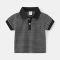 Dettaglio polo a righe bianche e nere per bambini con colletto e toppa per cuffie - 90cm / Righe Nere
