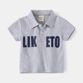 Klassisches graues Poloshirt für Jungen mit kurzen Ärmeln und blauem Buchstabendruck - 90cm / Grau