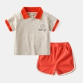 Graues Polo-Shirt und orangefarbene Shorts für Kleinkinder, Sommer-Set mit Print - 90cm / Meliertes Grau / Orange Set