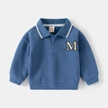 Dettaglio felpa polo blu per bambini con colletto bianco a contrasto e ricamo lettera M - Blu Denim / 90cm