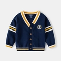 Dettaglio del cardigan in maglia blu scuro con bordi a coste gialle e ricamo - 90cm / Blu navy