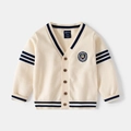 Dettaglio del cardigan in maglia con scollo a V, righe classiche e stemma ricamato - 90cm / Bianco Sporco