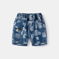 Pantaloncini di denim per bambini con stampa patchwork e tasca cargo con bottone arancio - 90cm / Blu scuro