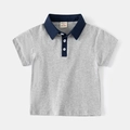 Dettaglio polo per bambini grigia con colletto blu scuro ed etichetta sul collo - 90cm / Grigio