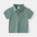 Polo da bambino verde salvia a maniche corte con ricamo a scoiattolo in posa piatta - 100cm / Verde