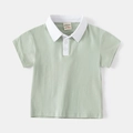 Polo a maniche corte per bambini in verde chiaro con colletto bianco a contrasto e bottoni - 130cm / verde chiaro