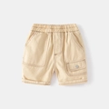Dettaglio dei pantaloncini cargo beige da bambino con vita elastica e cuciture a contrasto - 90 / Cachi
