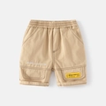 Detalle de los pantalones cortos cargo caqui para niño con bordado y elástico - 90 / Caqui
