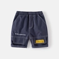 Detalle de pantalones cortos cargo para niño con cintura elástica y costuras blancas - 90 / Azul marino