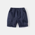Dettaglio dei pantaloncini cargo blu navy con elastico in vita e ricamo di lettere - Blu navy / 90cm